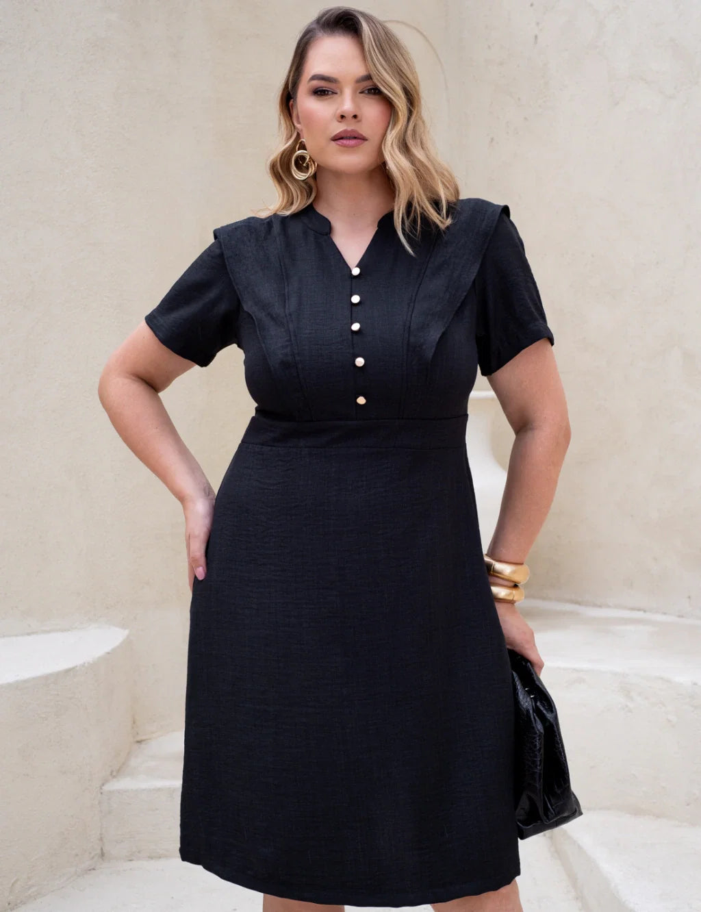 Vestido Midi Com Botão Dourado Preto