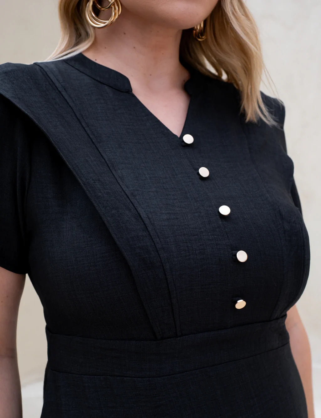 Vestido Midi Com Botão Dourado Preto