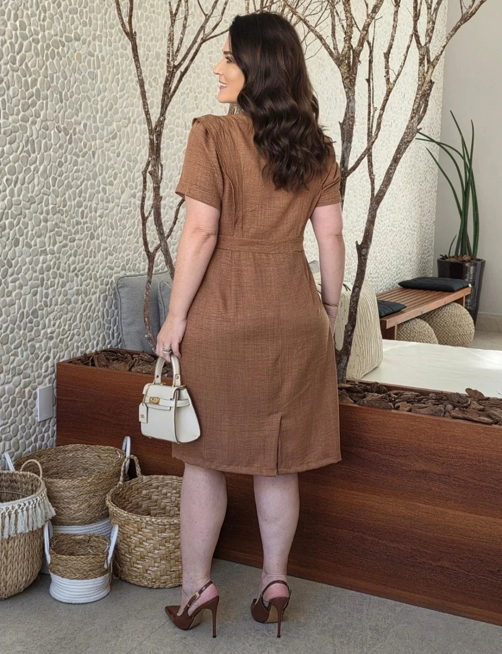 Vestido Midi Com Botão Dourado Marrom