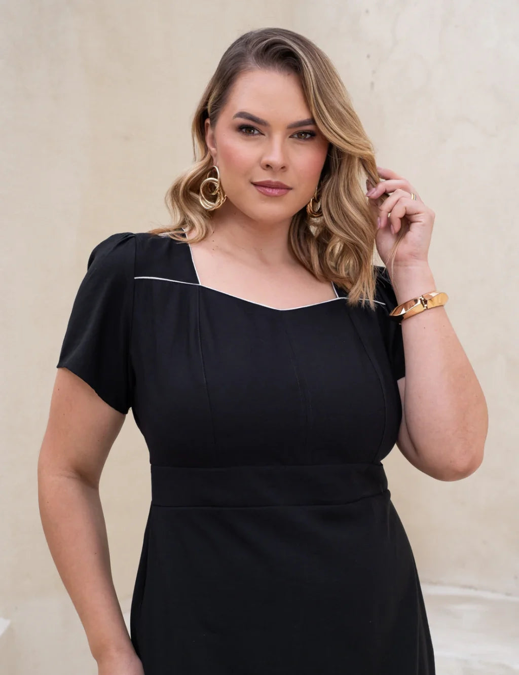 Vestido Midi Com Vivo No Decote Preto